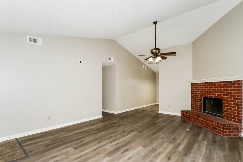 1,575/Mo, 4586 Kings Grant Dr Memphis, TN 38125 Living Room View 2