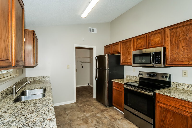 1,575/Mo, 4586 Kings Grant Dr Memphis, TN 38125 Kitchen View