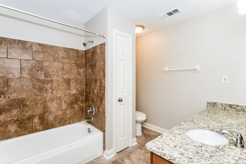 1,575/Mo, 4586 Kings Grant Dr Memphis, TN 38125 Main Bathroom View