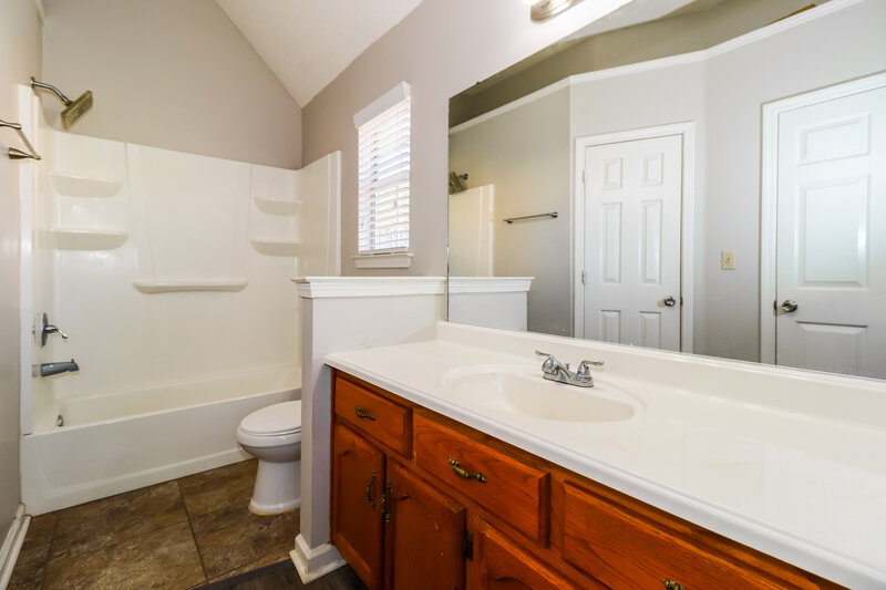 1,665/Mo, 1247 Trotters Stop Cove Cordova, TN 38018 Main Bathroom View