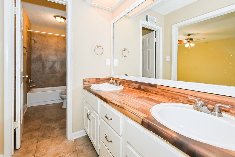 1,455/Mo, 6622 Red Birch Dr Memphis, TN 38115 Main Bathroom View