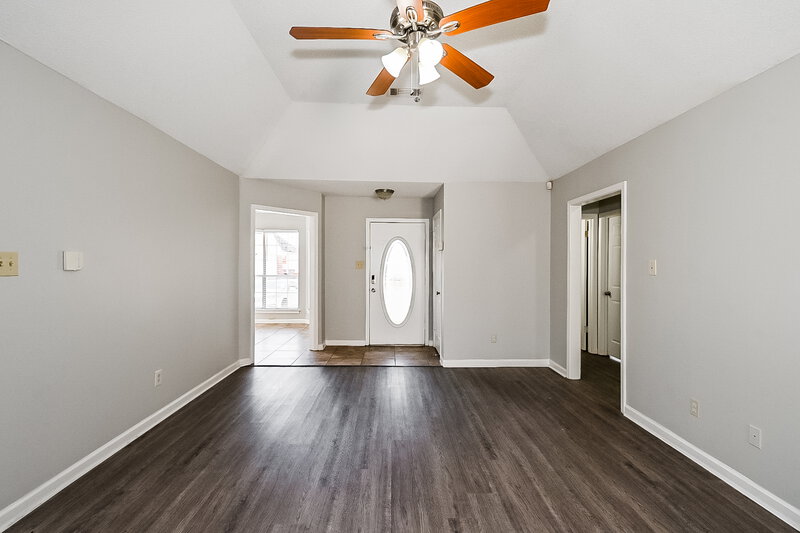 1,605/Mo, 5382 Crystal Oak Dr Memphis, TN 38141 Living Room View 2