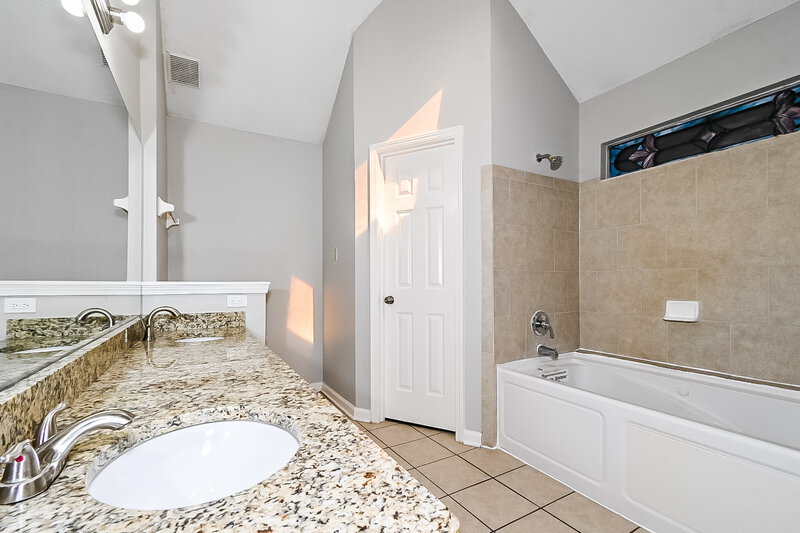 1,605/Mo, 5382 Crystal Oak Dr Memphis, TN 38141 Main Bathroom View