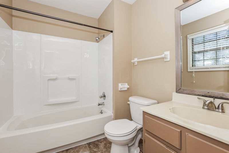 1,990/Mo, 5970 Port Harbor Dr Millington, TN 38053 Main Bathroom View