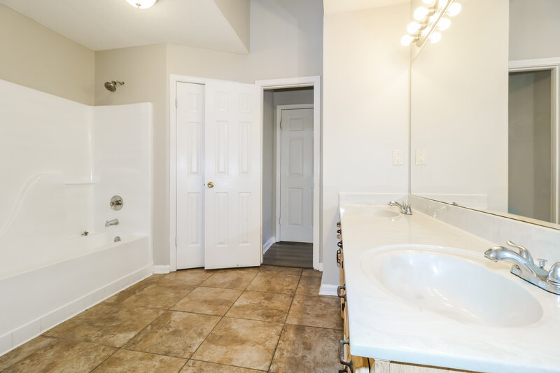 1,545/Mo, 4544 Cottage Hill Cove Millington, TN 38053 Main Bathroom View
