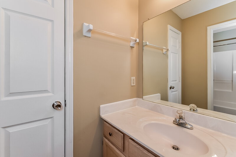 2,520/Mo, 7084 Lindsey Leaf Cove Cordova, TN 38018 Main Bathroom View