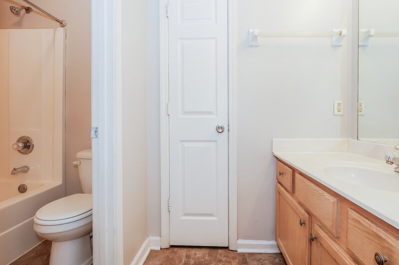 1,655/Mo, 7084 Lindsey Leaf Cove Cordova, TN 38018 Main Bathroom View