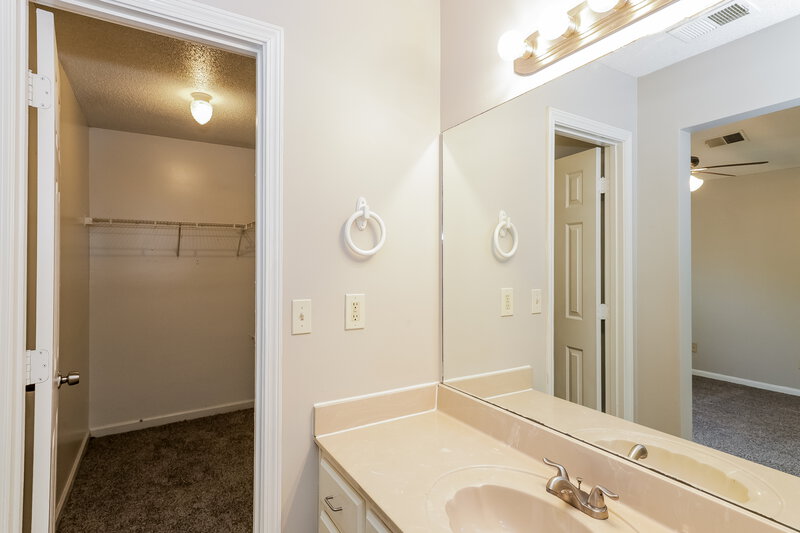 1,605/Mo, 6883 Lagrange Circle N Cordova, TN 38018 Main Bathroom View