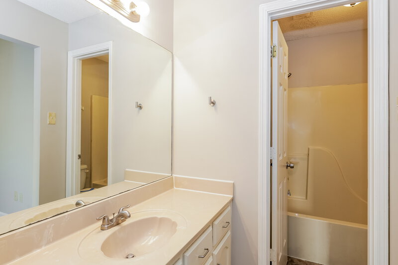 1,605/Mo, 6883 Lagrange Circle N Cordova, TN 38018 Main Bathroom View 2