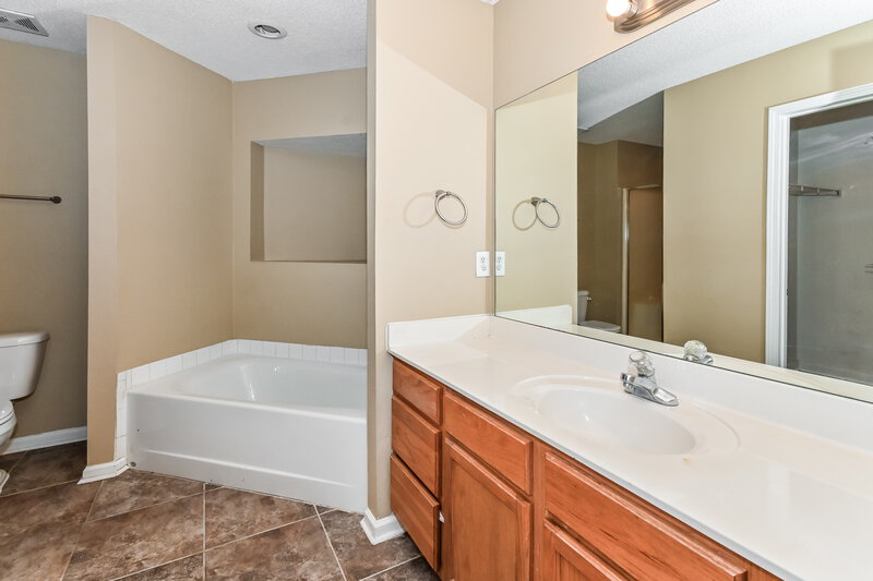 1,715/Mo, 7079 Ireland Dr Cordova, TN 38018 Main Bathroom View