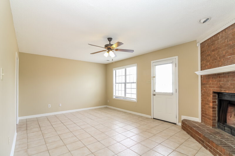 1,990/Mo, 2185 Longlane Dr Memphis, TN 38133 Living Room View 2