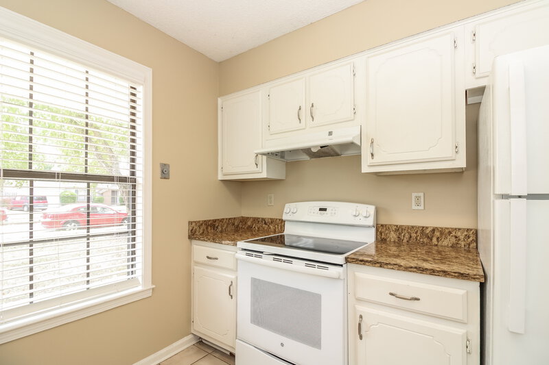 1,990/Mo, 2185 Longlane Dr Memphis, TN 38133 Kitchen View 2