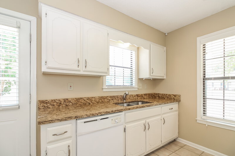 1,990/Mo, 2185 Longlane Dr Memphis, TN 38133 Kitchen View 3