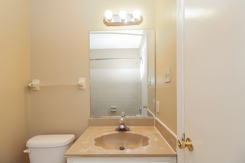 1,990/Mo, 2185 Longlane Dr Memphis, TN 38133 Bathroom View