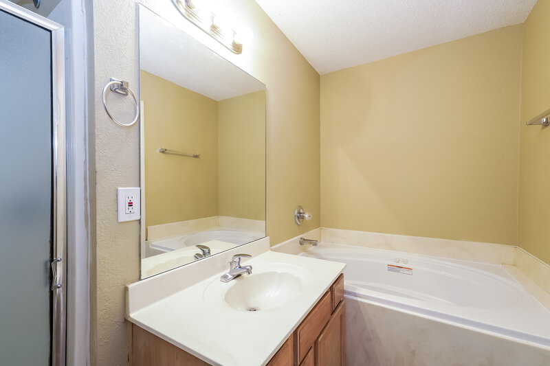2,390/Mo, 4841 Quarry Rd Memphis, TN 38125 Main Bathroom View