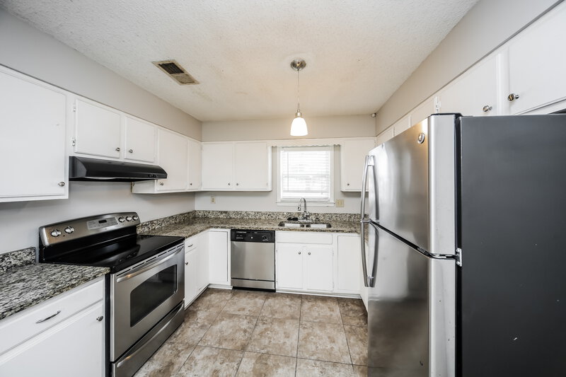 2,210/Mo, 3824 Isleworth Dr Memphis, TN 38125 Kitchen View 2