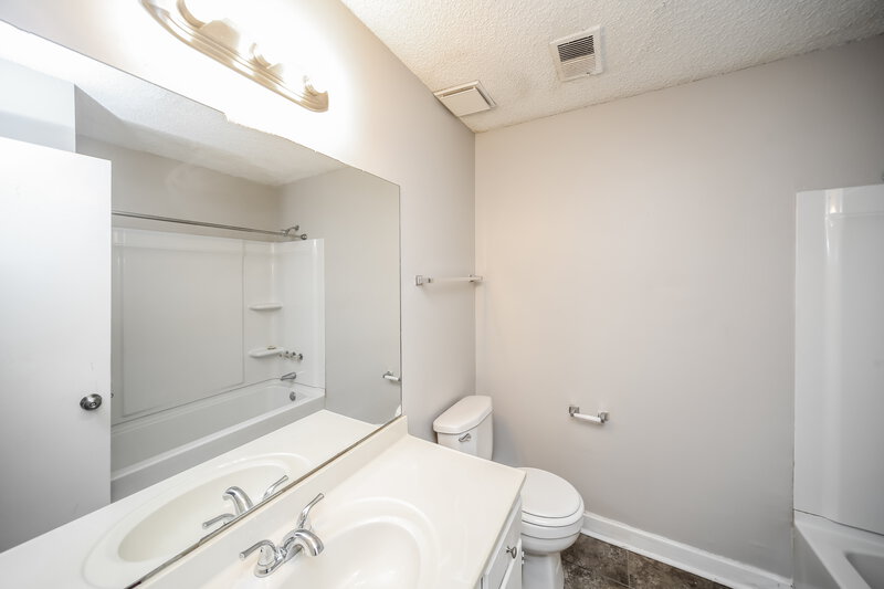 2,210/Mo, 3824 Isleworth Dr Memphis, TN 38125 Bathroom View