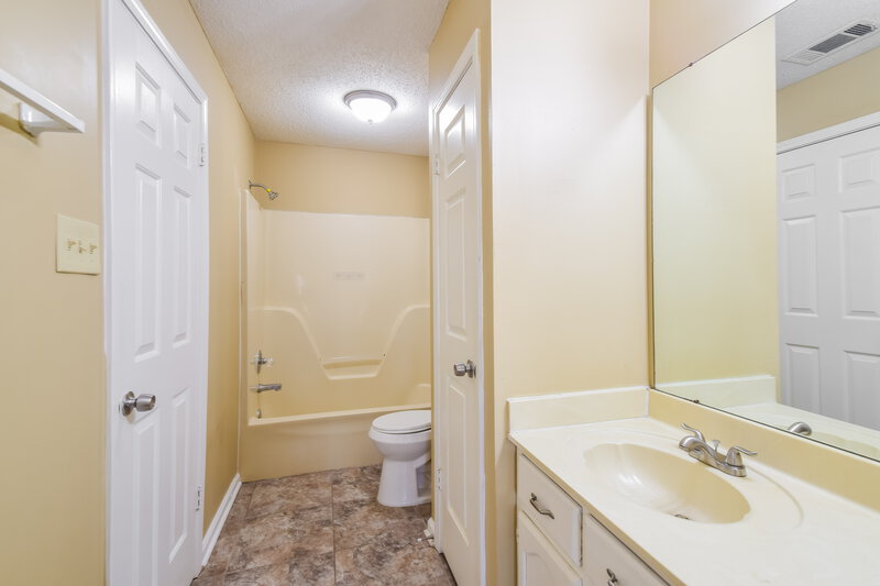 1,710/Mo, 2570 Appling Glen Dr Memphis, TN 38133 Main Bathroom View