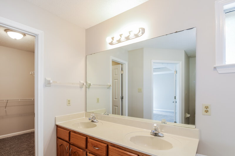 1,895/Mo, 2362 Oak Springs Dr Cordova, TN 38016 Main Bathroom View