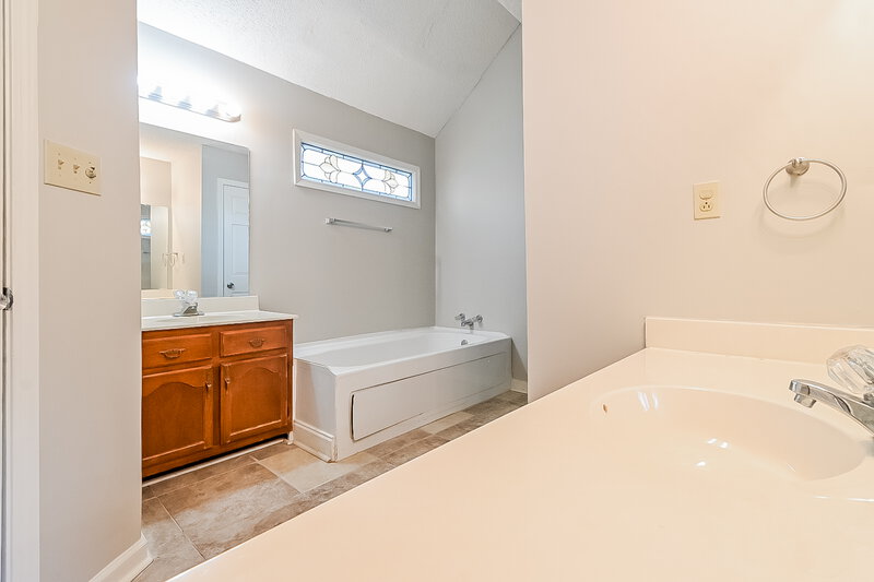 3,780/Mo, 7363 Richmond Rd Memphis, TN 38125 Main Bathroom View