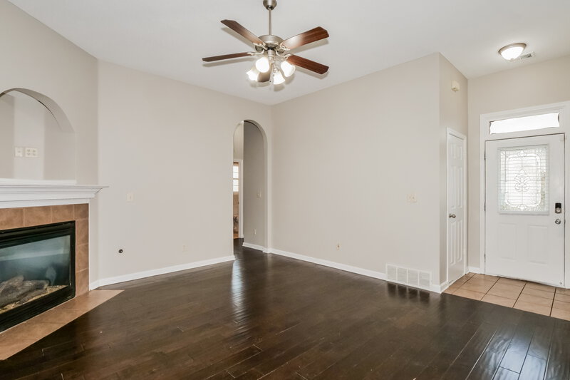 1,600/Mo, 1547 Wynne Grove Dr Cordova, TN 38016 Living Room View 2