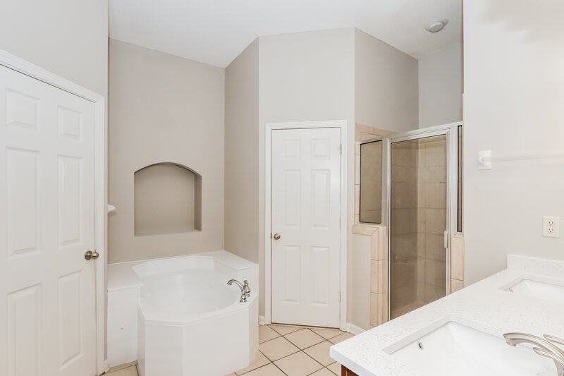 1,600/Mo, 1547 Wynne Grove Dr Cordova, TN 38016 Main Bathroom View