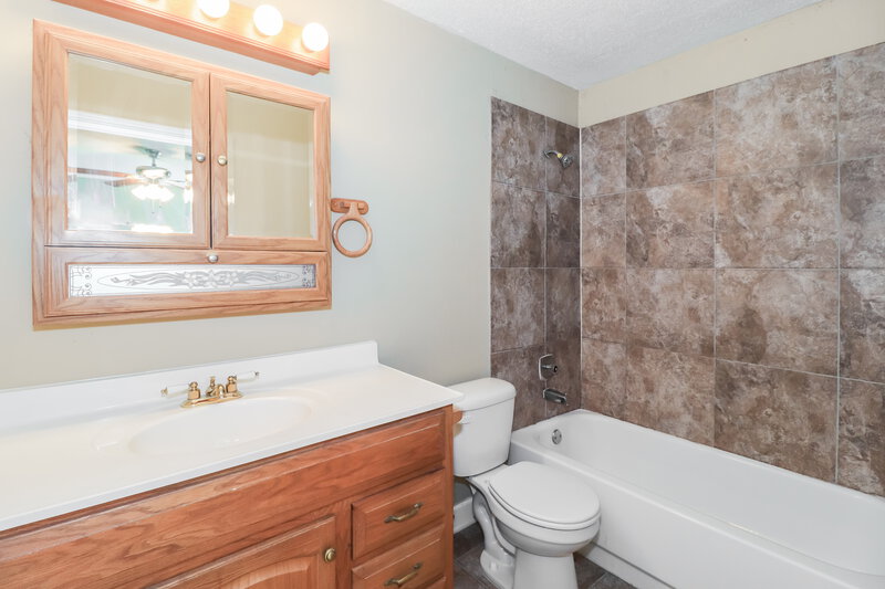 2,450/Mo, 6257 Sylva Rena Dr Memphis, TN 38134 Main Bathroom View