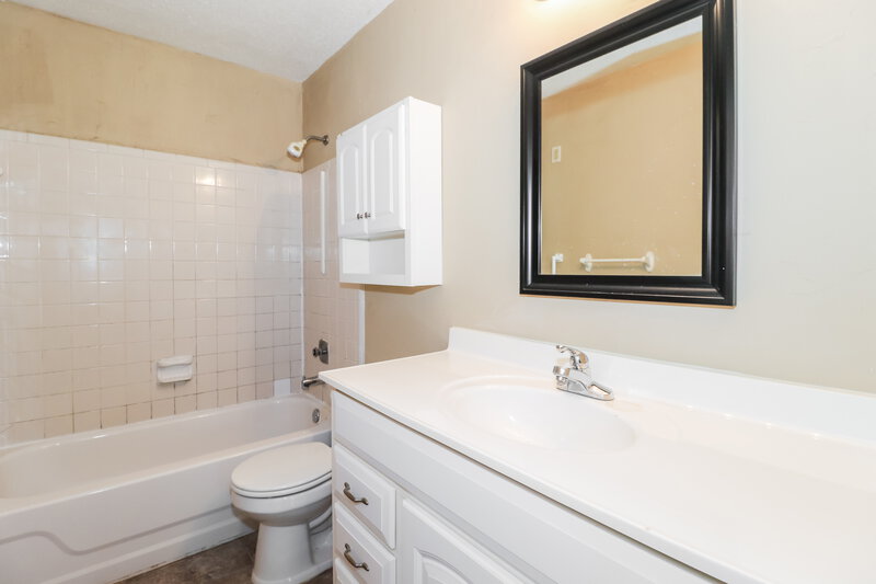 2,450/Mo, 6257 Sylva Rena Dr Memphis, TN 38134 Bathroom View