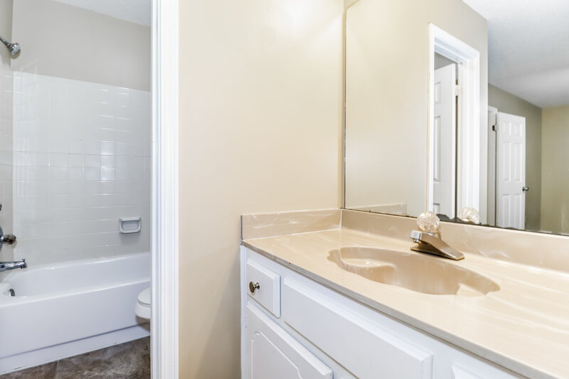 1,690/Mo, 5711 Redford Ave Memphis, TN 38135 Main Bathroom View