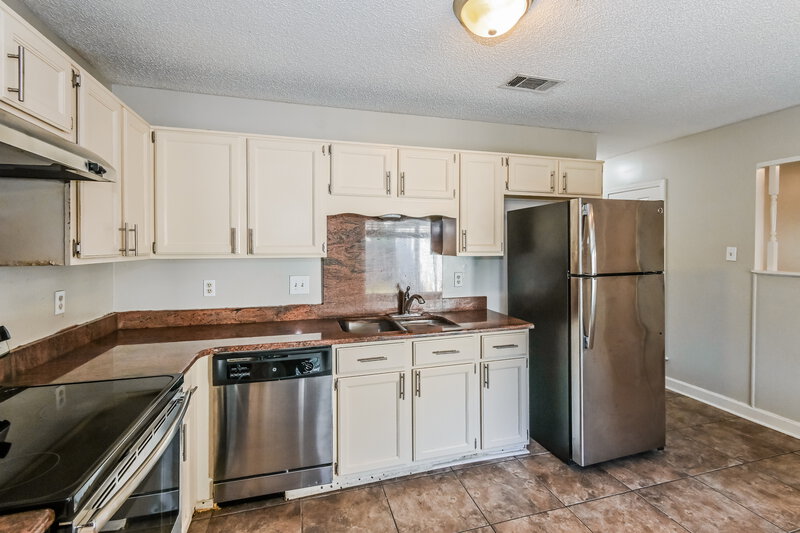 1,720/Mo, 4864 Barkshire Dr Memphis, TN 38141 Kitchen View 2
