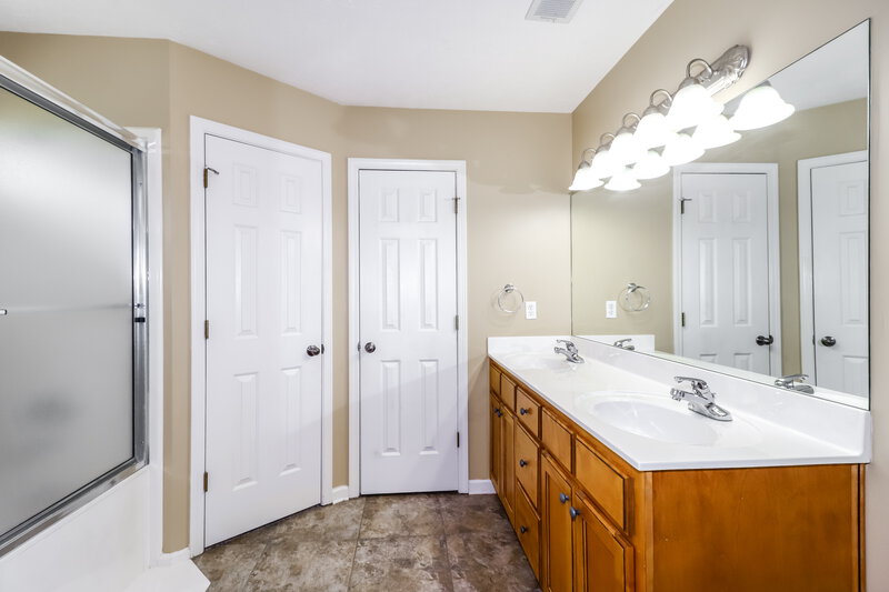 1,890/Mo, 1402 Leery Cove Cordova, TN 38016 Main Bathroom View