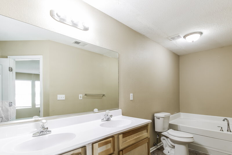 1,655/Mo, 10217 Cottage Farms Dr Cordova, TN 38016 Main Bathroom View