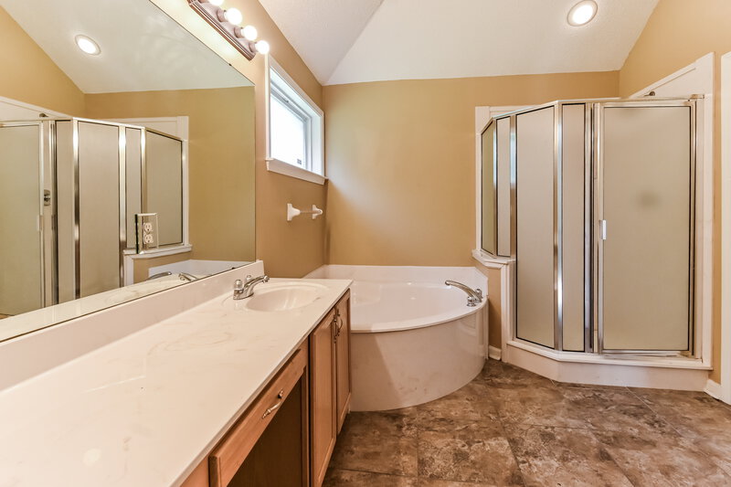 1,865/Mo, 10055 Bloomsbury Ave Cordova, TN 38016 Main Bathroom View