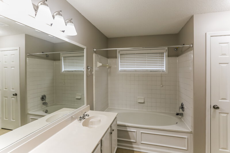 2,340/Mo, 2785 Van Leer Dr Memphis, TN 38133 Main Bathroom View