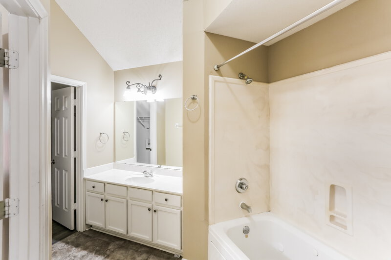 1,695/Mo, 2802 Maggie Woods Pl Arlington, TN 38002 Main Bathroom View