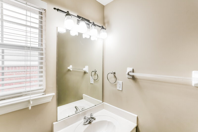 1,695/Mo, 2802 Maggie Woods Pl Arlington, TN 38002 Bathroom View 2