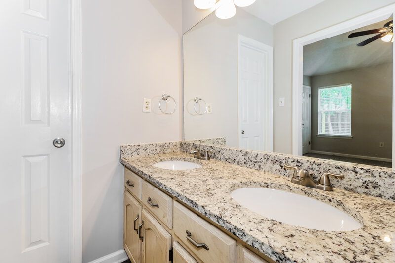 1,670/Mo, 7054 Brady Hill Dr Cordova, TN 38018 Main Bathroom View