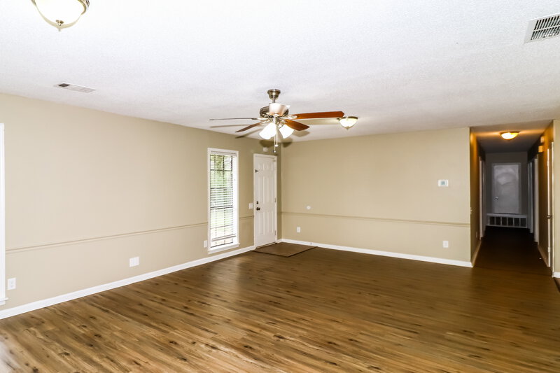 1,800/Mo, 4784 Ross Rd Memphis, TN 38141 Living Room View 3