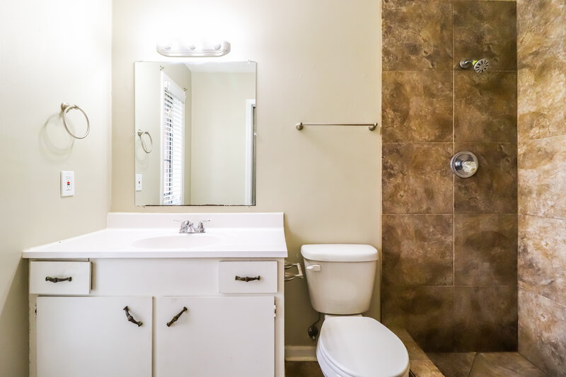 1,800/Mo, 4784 Ross Rd Memphis, TN 38141 Main Bathroom View