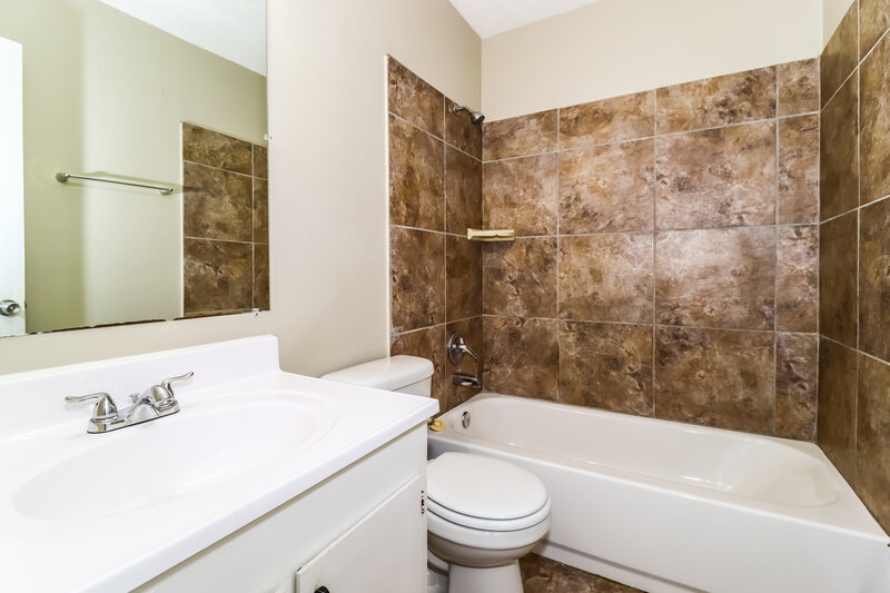 1,800/Mo, 4784 Ross Rd Memphis, TN 38141 Bathroom View