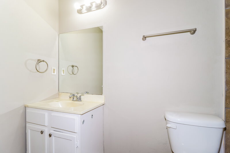 1,660/Mo, 5941 Wagon Hill Rd W Millington, TN 38053 Bathroom View
