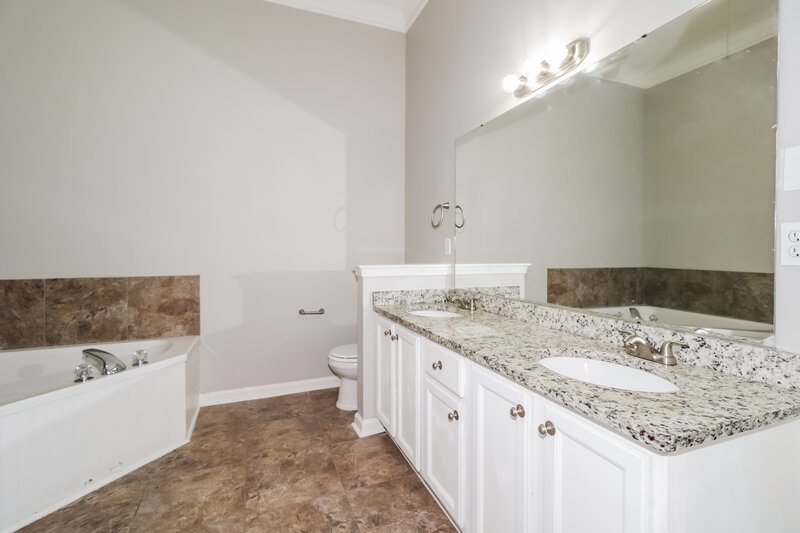 2,340/Mo, 4011 Chesapeake Way Memphis, TN 38125 Main Bathroom View