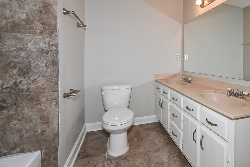1,610/Mo, 6594 Pine Top Circle N Memphis, TN 38141 Main Bathroom View