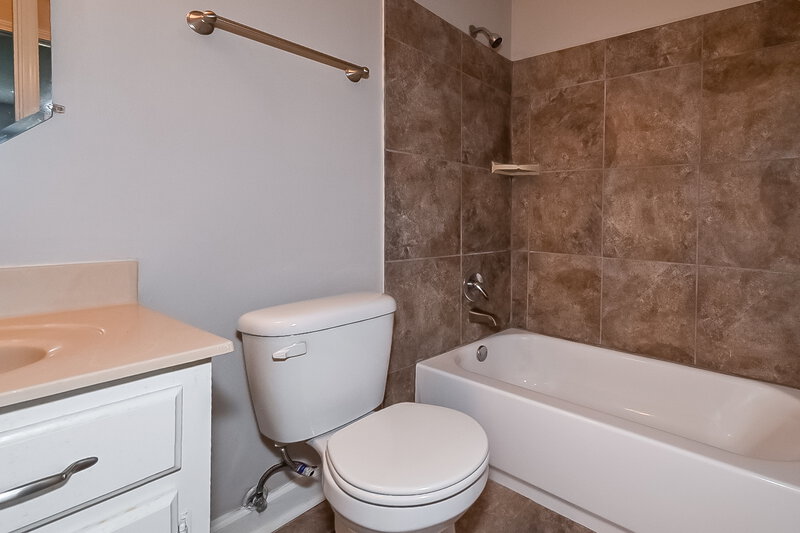 1,610/Mo, 6594 Pine Top Circle N Memphis, TN 38141 Bathroom View