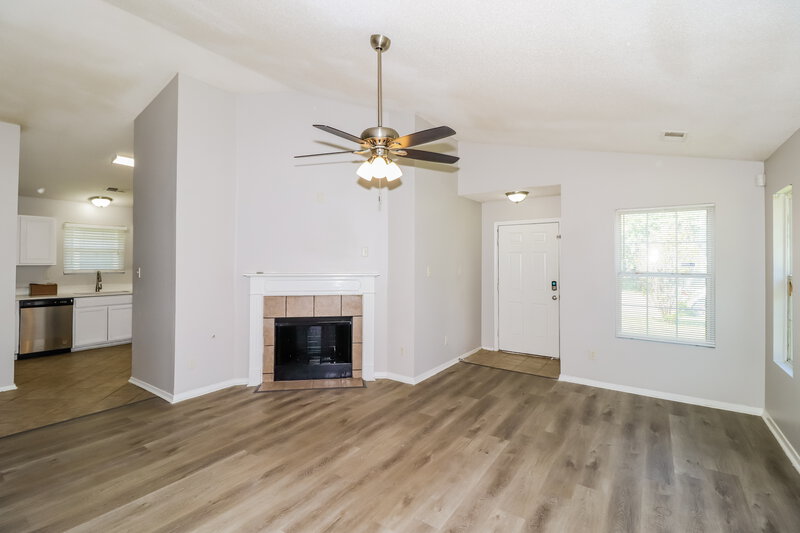 1,800/Mo, 4680 Waterfront Oak Dr Memphis, TN 38128 Living Room View