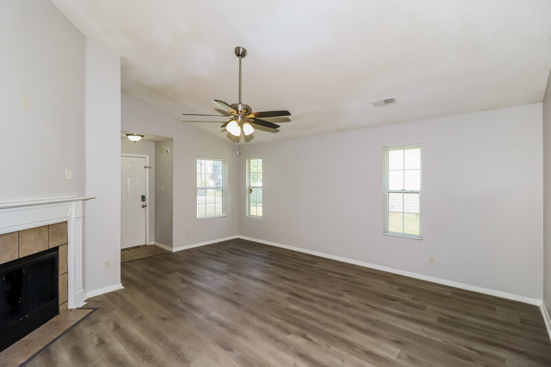 1,800/Mo, 4680 Waterfront Oak Dr Memphis, TN 38128 Living Room View 2