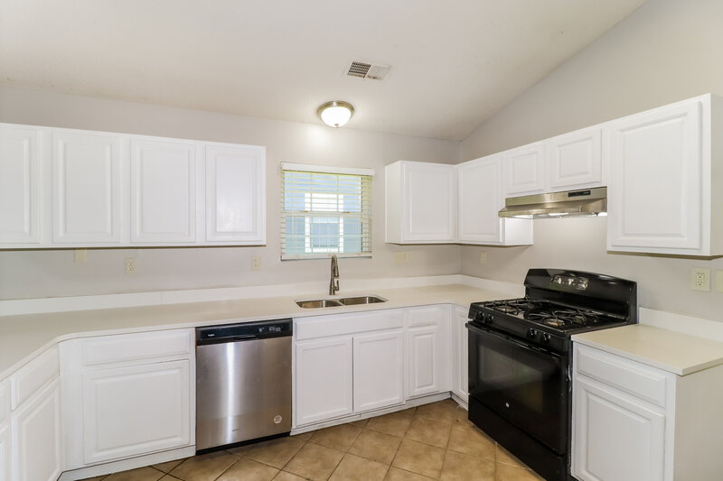 1,800/Mo, 4680 Waterfront Oak Dr Memphis, TN 38128 Kitchen View
