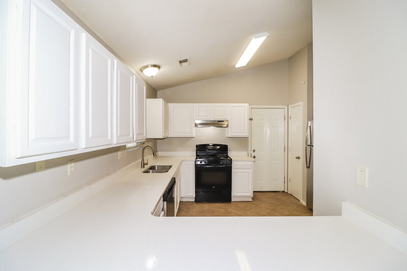 1,800/Mo, 4680 Waterfront Oak Dr Memphis, TN 38128 Kitchen View 2