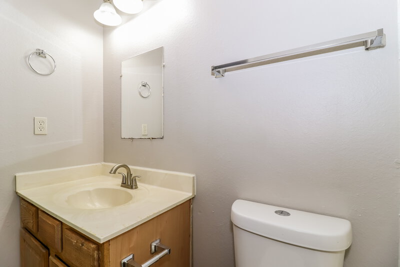 1,800/Mo, 4680 Waterfront Oak Dr Memphis, TN 38128 Main Bathroom View