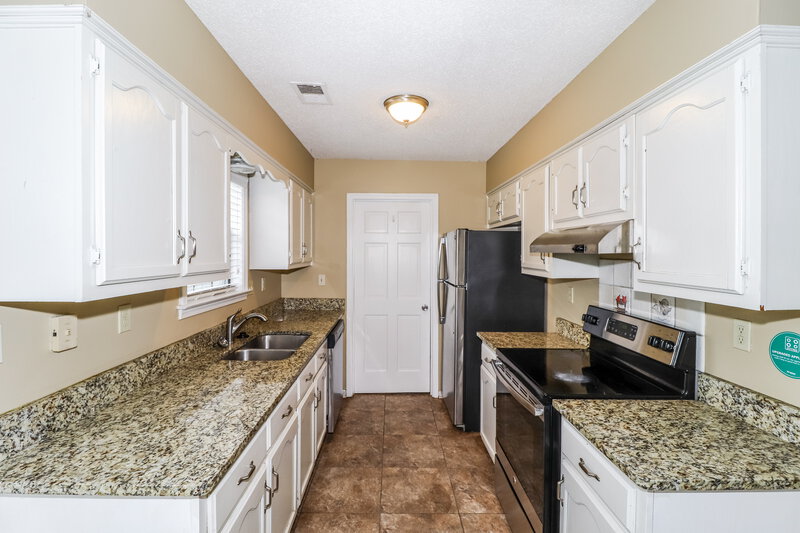 1,635/Mo, 2691 Country Lawn Cove Memphis, TN 38133 Kitchen View
